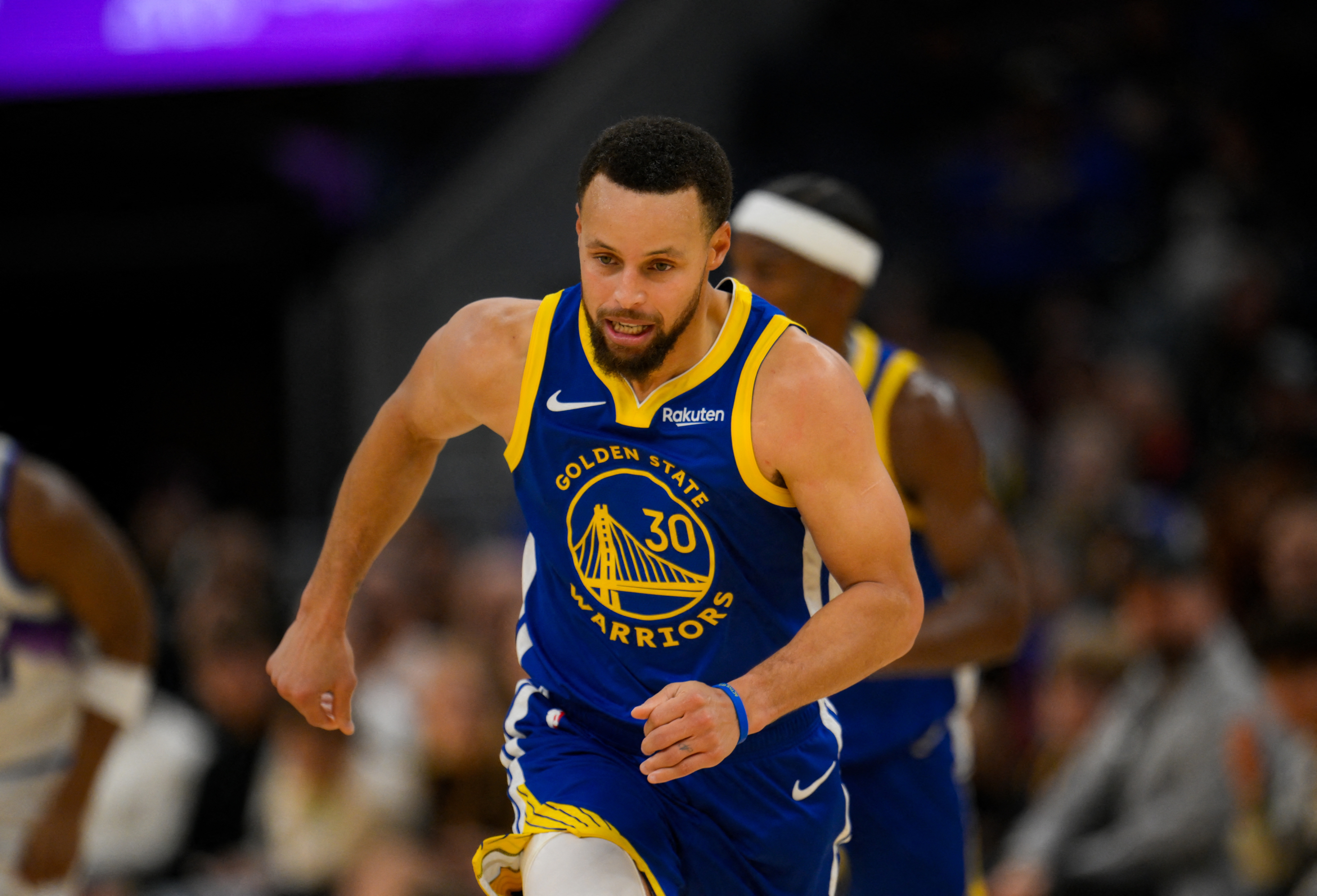 PG电子-勇记：库里股四头肌挫伤 赛后在通道一瘸一拐&amp;显得有些疼痛